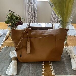 NWOT Tano EZ Italian Tan Leather Tote/Shoulder Bag with Many Pockets.
